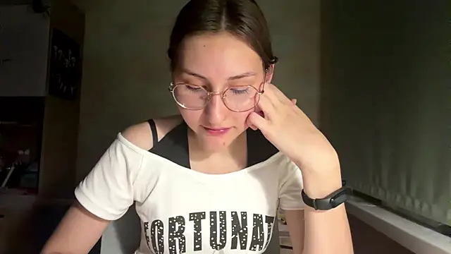 Snapshot of Miaaa_Moon chatting on 07-20-26, 08:33 Miaaa Moon online show from 07-20-26, 08:33