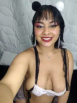 Snapshot of zoe_love18 chatting on 04-15-26, 04:19 zoe love18 online show from 04-15-26, 04:19