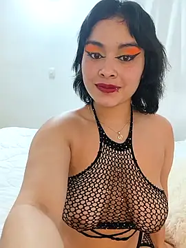 Snapshot of zoe_love18 chatting on 04-29-26, 05:33 zoe love18 online show from 04-29-26, 05:33