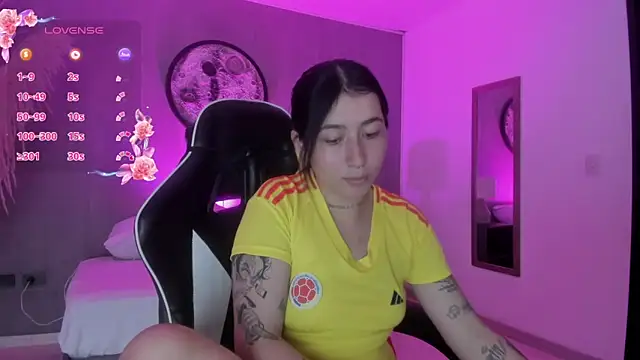 Snapshot of charlottee27_ chatting on 06-18-26, 01:39 charlottee27 online show from 06-18-26, 01:39