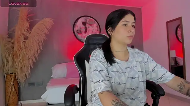 Snapshot of charlottee27_ chatting on 06-19-26, 01:54 charlottee27 online show from 06-19-26, 01:54