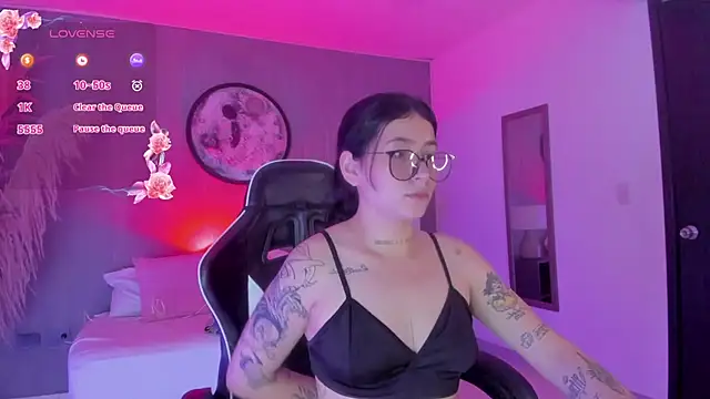 Snapshot of charlottee27_ chatting on 06-25-26, 02:11 charlottee27 online show from 06-25-26, 02:11