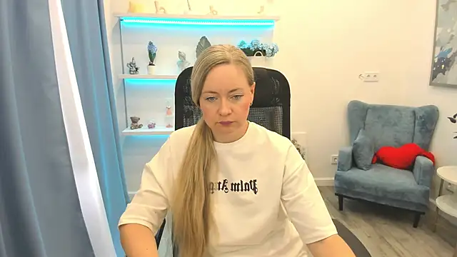 CharlotteKerti online show from 06-17-26, 11:45