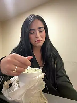 Sara Fernandez  online show from 04-13-26, 02:00