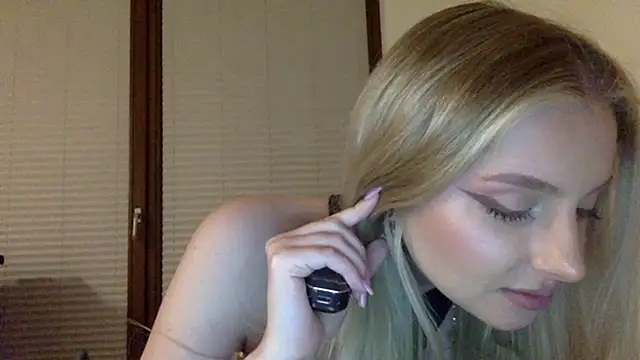 Snapshot of MayaWetDream chatting on 04-22-26, 08:21 MayaWetDream online show from 04-22-26, 08:21