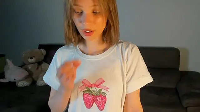Snapshot of Kiracute18 chatting on 06-14-26, 06:43 Kiracute18 online show from 06-14-26, 06:43