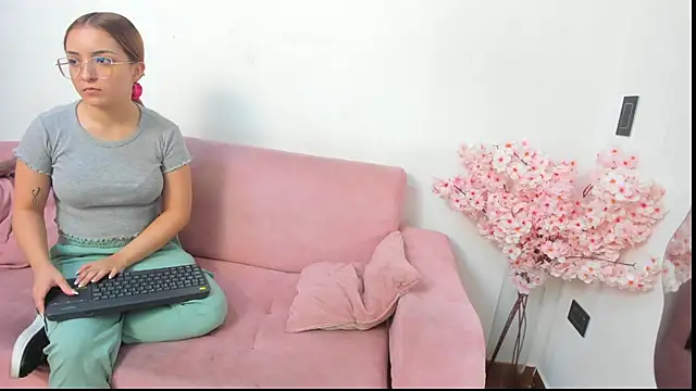 Snapshot of Kitty_f00x chatting on 07-08-26, 01:04 Kitty f00x online show from 07-08-26, 01:04