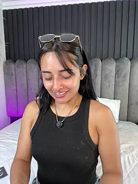 Snapshot of Nanda_vixen_ chatting on 04-03-26, 11:47 Nanda vixen online show from 04-03-26, 11:47