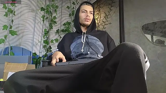 Snapshot of ItsZairen chatting on 06-12-26, 03:27 ItsZairen online show from 06-12-26, 03:27