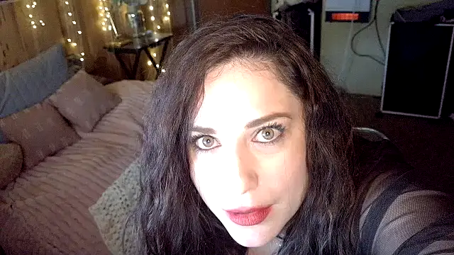 Snapshot of VelvetBrunetteXo chatting on 04-07-26, 04:51 VelvetBrunetteXo online show from 04-07-26, 04:51