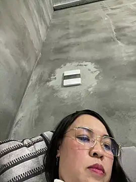 Snapshot of Strawberry-wet chatting on 02-15-26, 04:25 Strawberry-wet online show from 02-15-26, 04:25