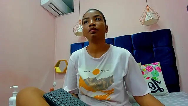 Snapshot of Sexy_ebony_1 chatting on 04-08-26, 11:43 Sexy ebony 1 online show from 04-08-26, 11:43