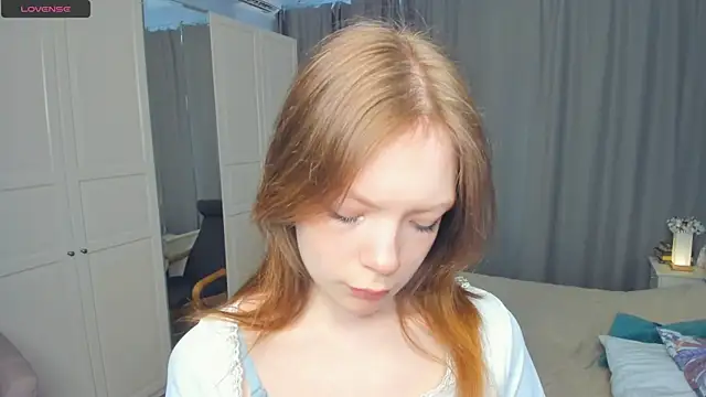 Snapshot of LavenderMitten chatting on 06-11-26, 06:00 LavenderMitten online show from 06-11-26, 06:00
