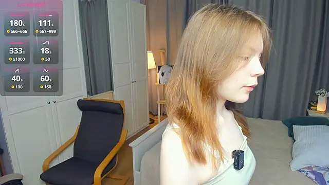Snapshot of LavenderMitten chatting on 06-14-26, 05:42 LavenderMitten online show from 06-14-26, 05:42