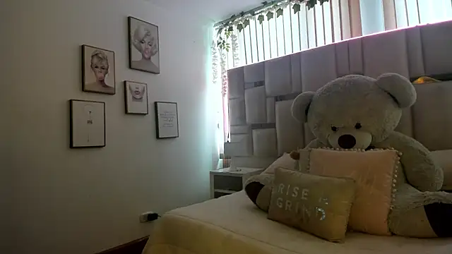 Maya-jhons online show from 04-10-26, 01:16