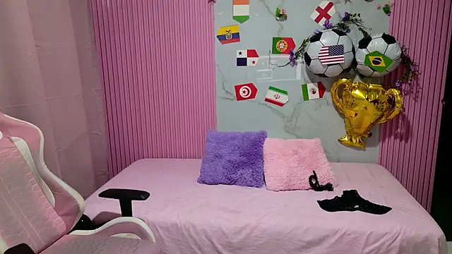 Snapshot of Sophie19__ chatting on 07-06-26, 12:24 Sophie19 online show from 07-06-26, 12:24