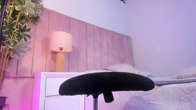 Ashley Beaomunt online show from 05-24-26, 01:21