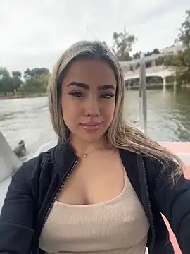 Snapshot of bellabarbiex chatting on 04-14-26, 08:15 bellabarbiex online show from 04-14-26, 08:15