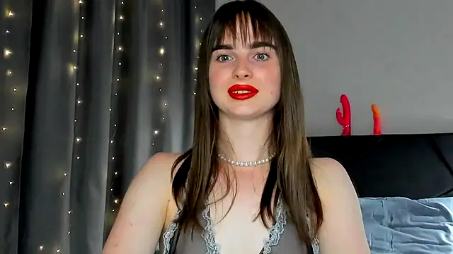 Snapshot of megann_fox2 chatting on 06-15-26, 06:32 megann fox2 online show from 06-15-26, 06:32
