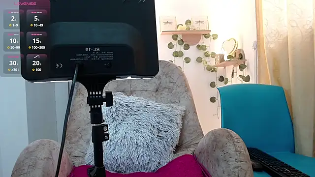 Snapshot of dark_dreams_ chatting on 06-18-26, 06:45 dark dreams online show from 06-18-26, 06:45