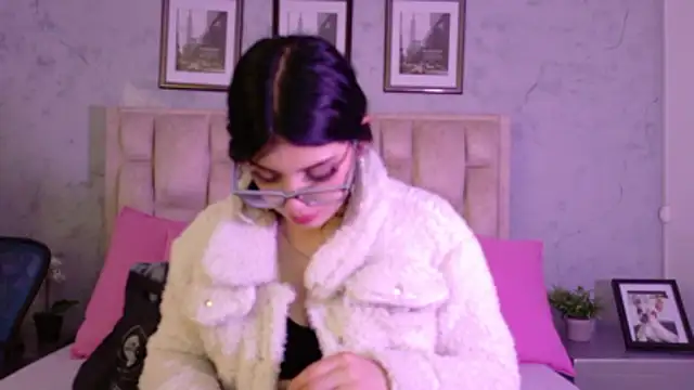 IsabellaRossi online show from 04-14-26, 05:30