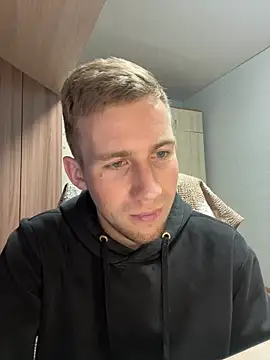 ---Dark--- online show from 05-18-26, 04:46