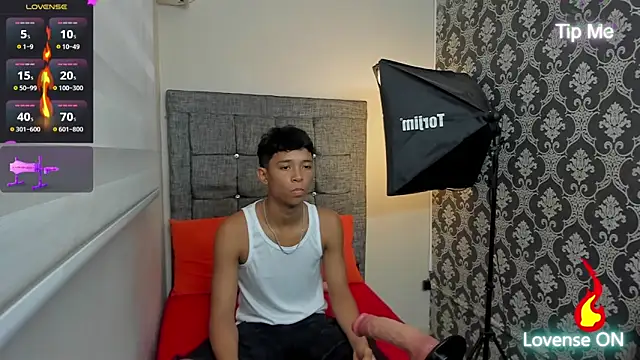 Snapshot of Little_Twink19x chatting on 06-11-26, 07:34 Little Twink19x online show from 06-11-26, 07:34