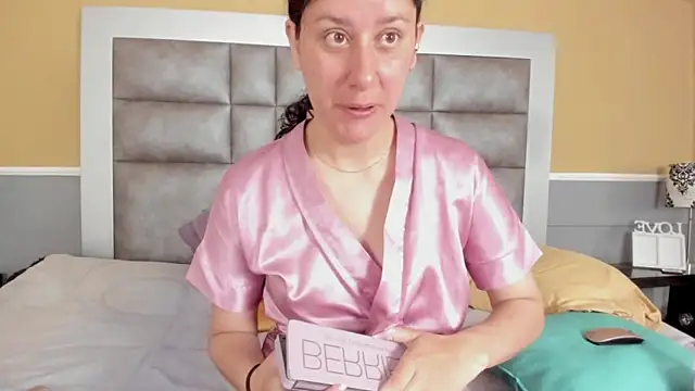 LunaDamasco online show from 03-10-26, 05:07