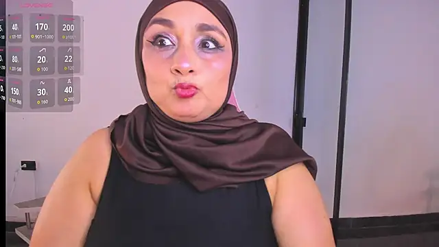 Snapshot of HijabiMilff chatting on 06-26-26, 05:39 HijabiMilff online show from 06-26-26, 05:39