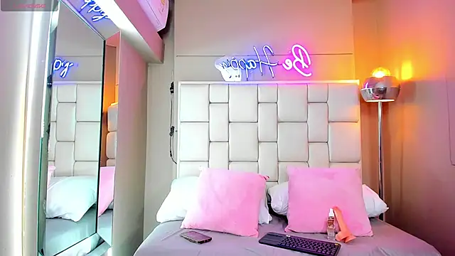 Evelyn sexy18 online show from 03-21-26, 12:15