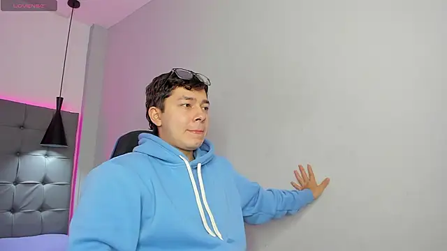 Snapshot of Julian_Smith21 chatting on 03-12-26, 01:39 Julian Smith21 online show from 03-12-26, 01:39