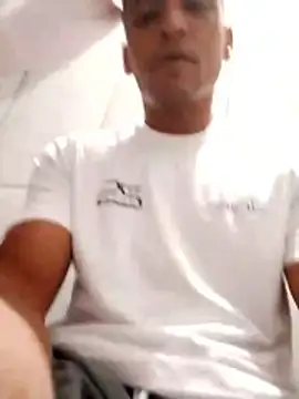 Snapshot of Rodr_go14 chatting on 04-21-26, 12:23 Rodr go14 online show from 04-21-26, 12:23