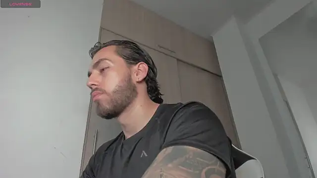 Snapshot of Axel__Blaze chatting on 06-17-26, 01:34 Axel Blaze online show from 06-17-26, 01:34