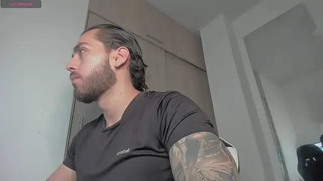 Snapshot of Axel__Blaze chatting on 06-19-26, 01:59 Axel Blaze online show from 06-19-26, 01:59
