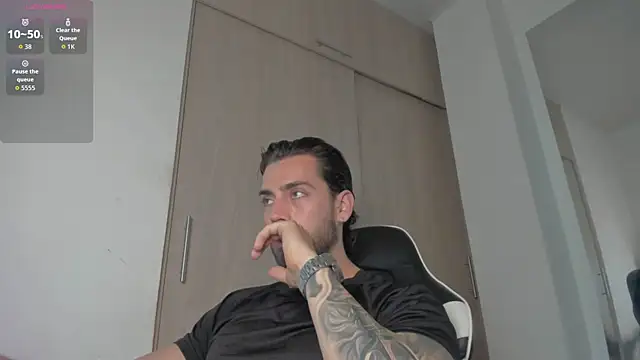 Snapshot of Axel__Blaze chatting on 06-27-26, 02:01 Axel Blaze online show from 06-27-26, 02:01