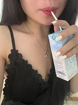 Snapshot of Tinn_tin chatting on 06-17-26, 09:12 Tinn tin online show from 06-17-26, 09:12