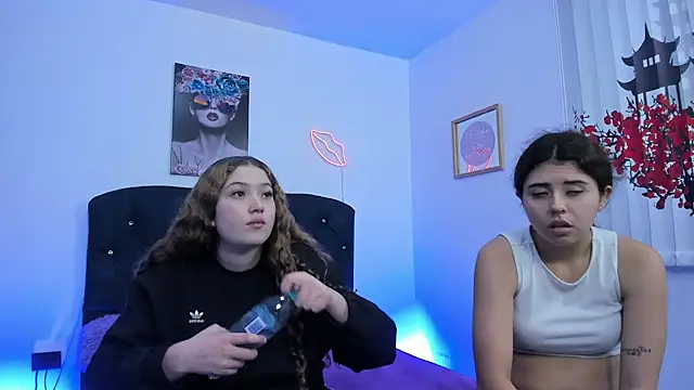 valeria and zoe online show from 03-19-26, 04:00