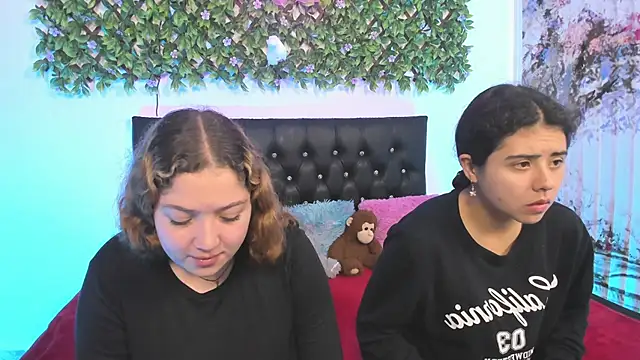 Snapshot of valeria_and_zoe chatting on 04-28-26, 02:00 valeria and zoe online show from 04-28-26, 02:00
