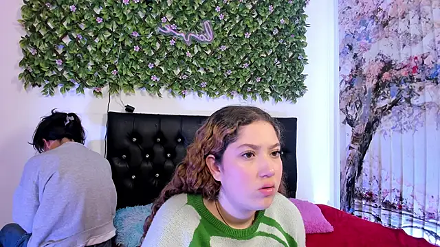 Snapshot of valeria_and_zoe chatting on 05-20-26, 03:40 valeria and zoe online show from 05-20-26, 03:40
