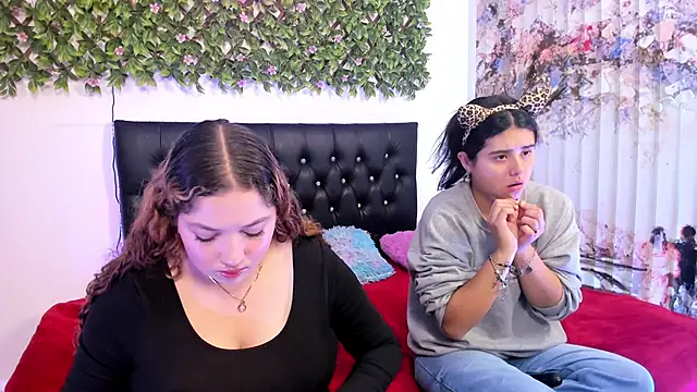 Snapshot of valeria_and_zoe chatting on 05-21-26, 02:02 valeria and zoe online show from 05-21-26, 02:02