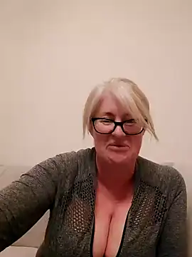 FlirtyFleur-x online show from 04-16-26, 07:47