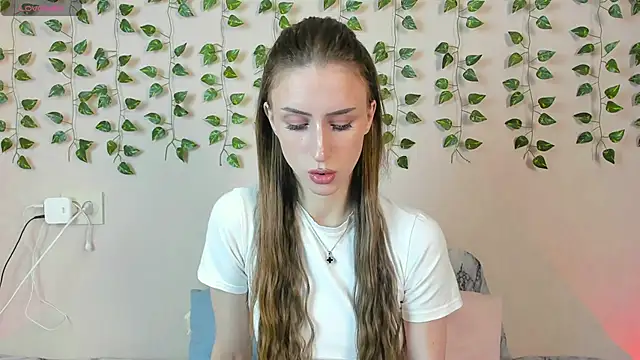 Snapshot of EllieRough chatting on 06-18-26, 04:24 EllieRough online show from 06-18-26, 04:24