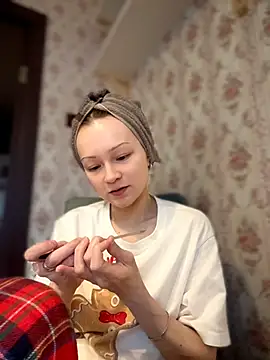 SadieSink  online show from 04-12-26, 02:00