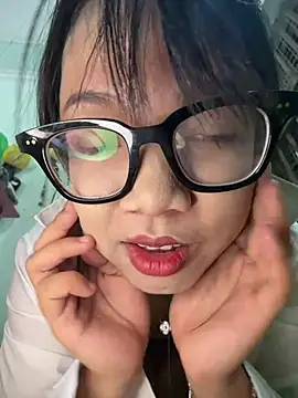 Snapshot of Leeeeiu chatting on 07-21-26, 03:25 Leeeeiu online show from 07-21-26, 03:25
