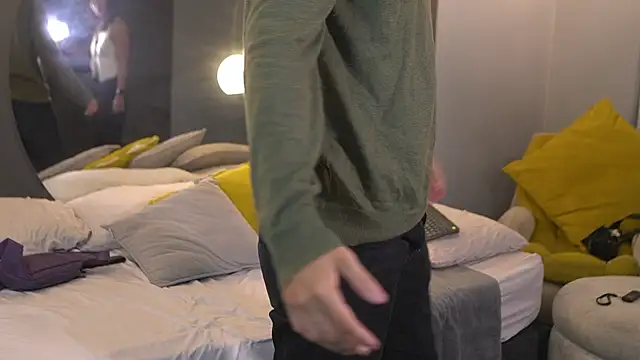 Mia and Belmonth online show from 04-05-26, 04:59