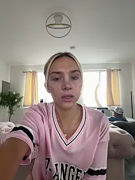 Snapshot of Naughtyblondex chatting on 06-28-26, 12:33 Naughtyblondex online show from 06-28-26, 12:33