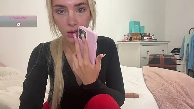 Snapshot of Naughtyblondex chatting on 07-17-26, 08:14 Naughtyblondex online show from 07-17-26, 08:14