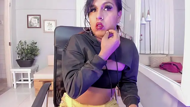 Nahomy Collins  online show from 04-14-26, 07:53