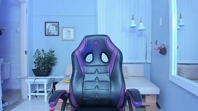 Nahomy Collins  online show from 04-29-26, 07:42