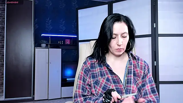 Snapshot of Lucky_Milf chatting on 04-04-26, 03:42 Lucky Milf online show from 04-04-26, 03:42